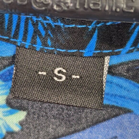 Mens Hawaiian Blue Tropical Print Shirt Short Sleeve Button Up Polyester Size S - Picture 2 of 8